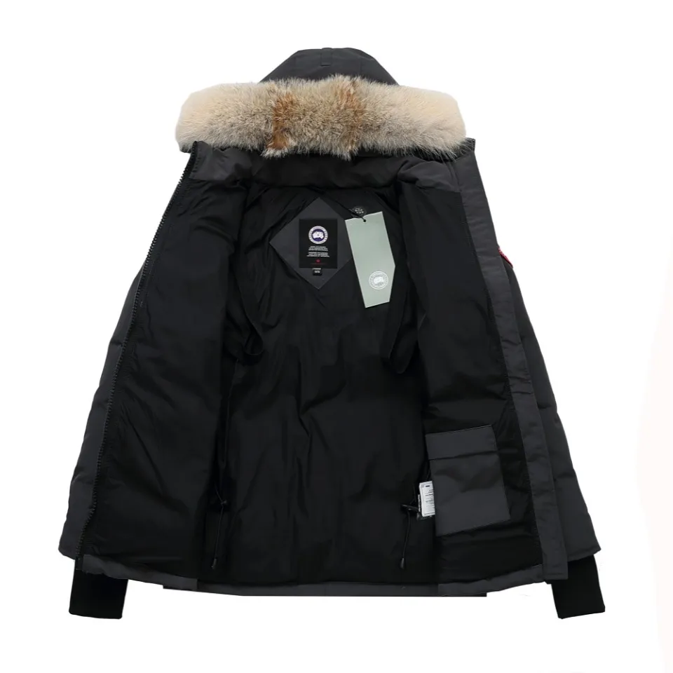 P740 Canada Goose Canada Goose #Expedition04 Parker, a treasure of Canadian origin! Limited supply worldwide! Canada Goose Model 04 is a top-notch couple model. The polar cold-proof outdoor series fur collar detachable hooded parka down jacket is the first Goose in 2024. I hope my partners will like it. Peak quality. I hope everyone can identify it together! The most popular cool items of the Big Goose family in 2024 are online. The same popular product of Yi Yang Qianxi is said to be a joint limited edition Big Goose that cannot be bought in autumn and winter. If you dislike the sameness of the Big Goose in the past, then this model will definitely give you a different experience! This year's most powerful couple's collection for autumn and winter is online, a top-notch luxurious ready-to-wear style, paired with an outdoor warm down jacket with great style and charm! The most standard and classic items of the Daye family in the past two years are equipped with unique reflective stripes for embellishment, which further shows the high-end fashion performance effect. With the embellishment of hardware buckles, it has excellent performance effect. The upper body is clean, simple and elegant, even for urban leisure. It is suitable for various occasions. Designed with large pockets, this model has a large capacity and is equipped with reflective stripes, making it safer at night. It is suitable for various adventure activities. It is made of windproof and waterproof technical materials. The interior is filled with full white duck down, which is absolutely cold-proof and warm. It also has a stand-up collar design and fine fluff at the collar, with meticulous attention to detail! The charm of this model is also more spiritual, and the upper body has more temperament and specifications. It perfectly shows the ultra-high standard of fashionable performance of this model, integrating outdoor and life, and you can even create high-street wear! The most pinnacle limited-edition goose that we have presented so far, both in terms of design and detailed materials, it is completely outstanding. The grand and evergreen version design is matched with cool reflective elements. The overall appearance can be said to be quite high, and it has that kind of powerful outdoor performance! It combines high-end casual attributes with high-street style. It is high-grade, domineering, warm, and beautiful. The visibility of the upper body is quite strong, and the configuration of the owl element is highly brand-recognizable. The overall brand performance and visual effects are fully enhanced, and it also has a sense of high-end fashion and fashionable performance. It is a top-quality product that must be purchased, because this is the most awesome down brand on the earth and one of Canada's three national treasure brands. It is also a very sentimental down luxury brand. In the field of polar cold-proof clothing, Goose has made an irreplaceable contribution.